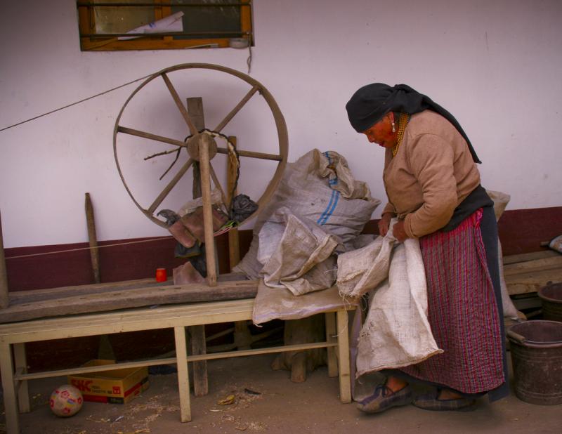 Weaver women - Ecuador weaver©2005 Martin Oretsky